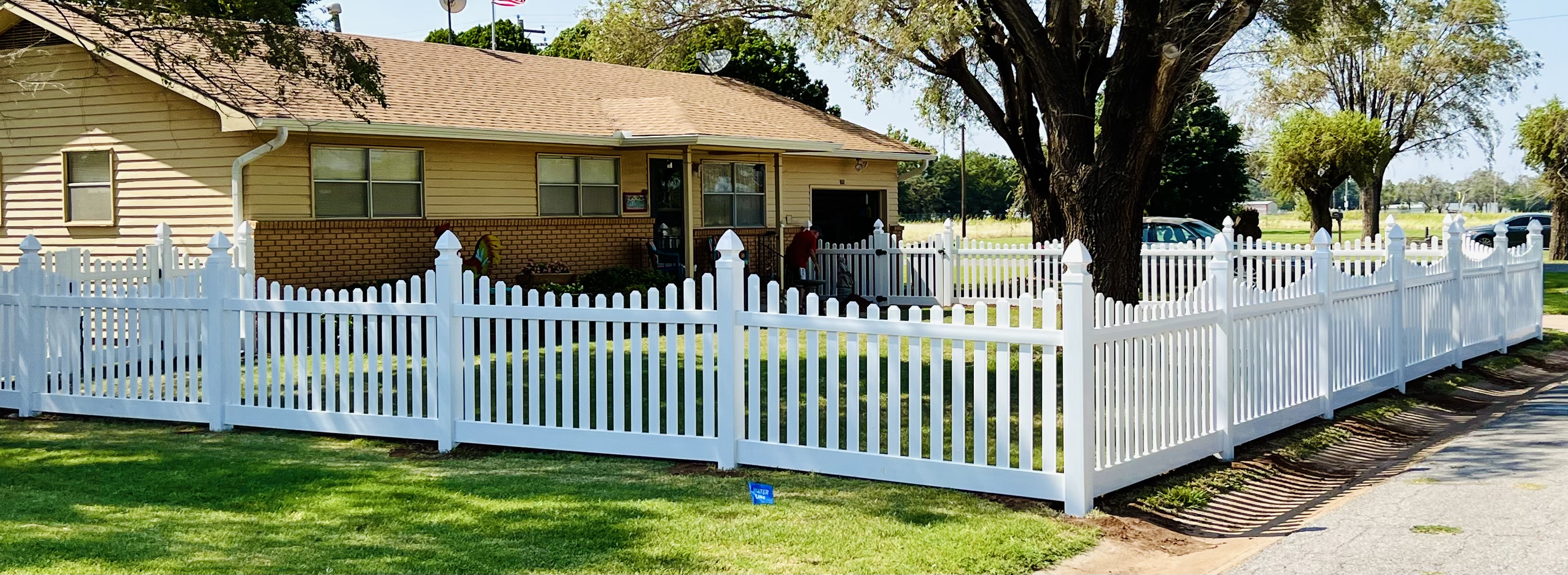 A beautiful Southern Vinyl Fence done in Cherokee, OK